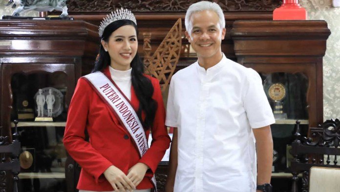 Eudia Isabelle berfoto bareng Ganjar Pranowo, saat bertemu di Puri Gedeh, Jumat (24/3/2023). Foto: Ist