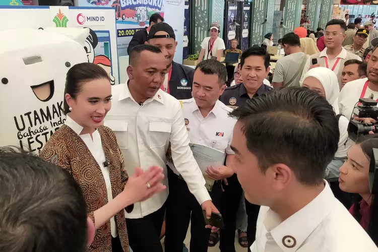 Menteri Pariwisata Widiyanti Putri Tinjau Layanan Pemudik di Stasiun Pasar Senen